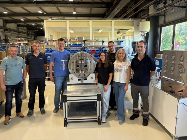 Test results of ISAAC, a 12 T demonstrator of low preload common coil